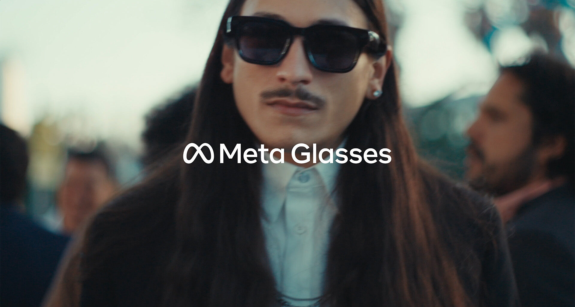 ニュース Meta、EssilorLuxotticaと共同で開発したMeta Glassesを発売 - AI Watch