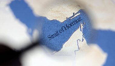 【米イラン合意の真相】イランはホルムズ海峡「通航料」を徴収するのか？日本の原油調達に残る火種 【JBpressナナメから聞く】前駐イラク特命全権大使、一橋大学国際・公共政策大学院教授、松本太氏に聞く（後編）(1/3) | JBpress (ジェイビープレス)