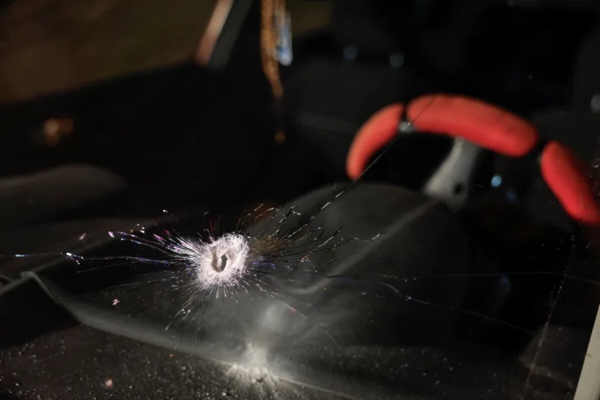 車のフロントガラスに残された銃痕/Mussa Qawasma/Reuters