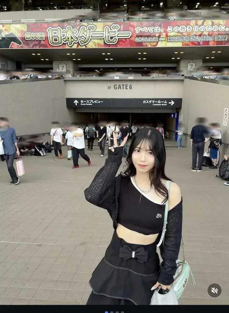競馬大好きなアニソン歌手“お腹チラリ”のアシメTシャツコーデで3年ぶり日本ダービーへ！万馬券的中報告 - スポニチ Sponichi Annex 芸能