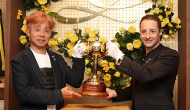 C・ルメールのカフェでメルボルンC優勝トロフィー除幕式　かつて制した岩田康、角居元調教師の姿も - スポニチ Sponichi Annex ギャンブル