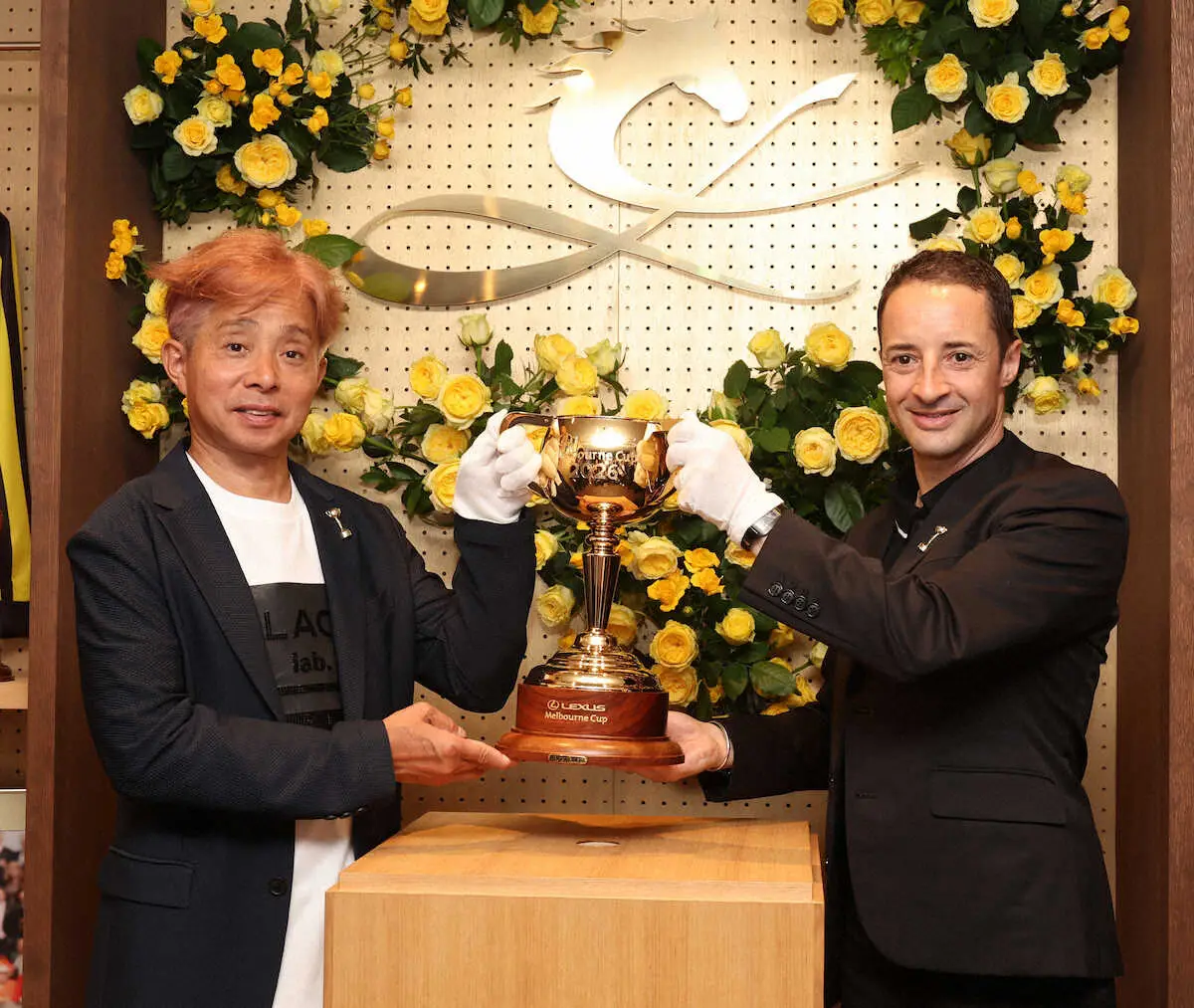 C・ルメールのカフェでメルボルンC優勝トロフィー除幕式　かつて制した岩田康、角居元調教師の姿も - スポニチ Sponichi Annex ギャンブル