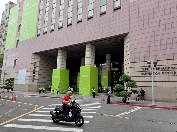 「DGX Station for Windows」搭載PCってどんな感じ？　NVIDIAの展示会場で見てきた（ITmedia PC USER）