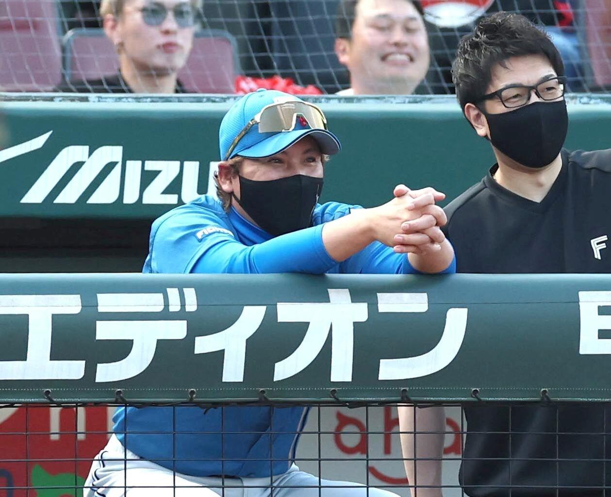 日本ハム・新庄監督 広島ファンに異例の言及「やっぱり真っ赤に染まったスタンドが選手の力になる」「少し前ガラガラの映像見た時にすごい寂しく。でも今日はものすごく入ってくれて」（デイリースポーツ） - Yahoo!ニュース