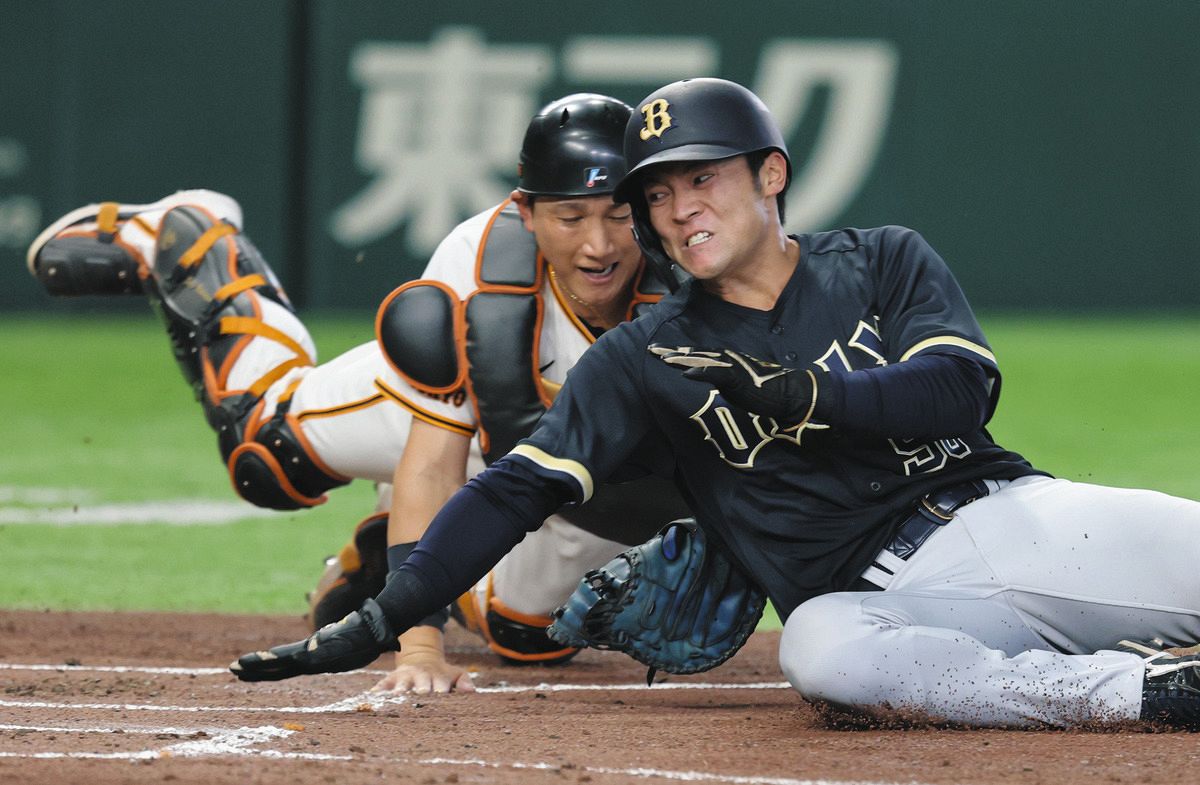 「2軍のスタッフに感謝」巨人・小林誠司、今季初スタメンで勝利貢献！4回、勝ち越し阻止の飛び込み本塁タッチアウトのファインプレー（中日スポーツ） - Yahoo!ニュース