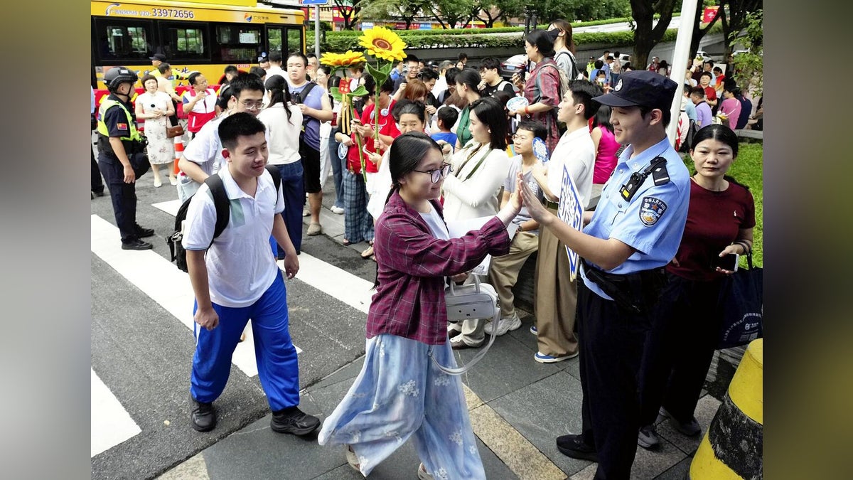 「現代の科挙」出願者は前年比４５万人減…不正防止に眼鏡を外してチェックや金属探知機 - 読売新聞