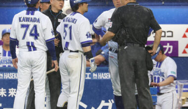 DeNA対ソフトバンク　11回裏DeNA2死一塁、宮崎敏郎（中央）の判定に抗議する相川亮二監督（同右）（撮影・宮地輝）