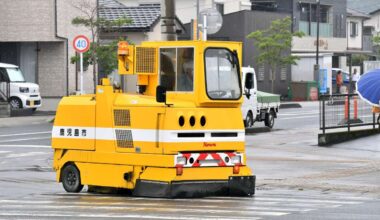 鹿児島市街地をきれいにするのだ…ロードスイーパー11カ月ぶり出番 桜島の降灰除去で46台 - 南日本新聞