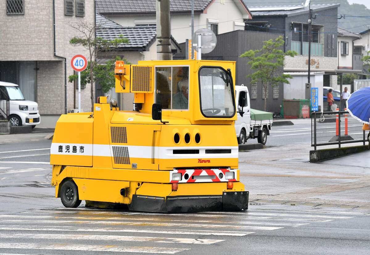 鹿児島市街地をきれいにするのだ…ロードスイーパー11カ月ぶり出番 桜島の降灰除去で46台 - 南日本新聞