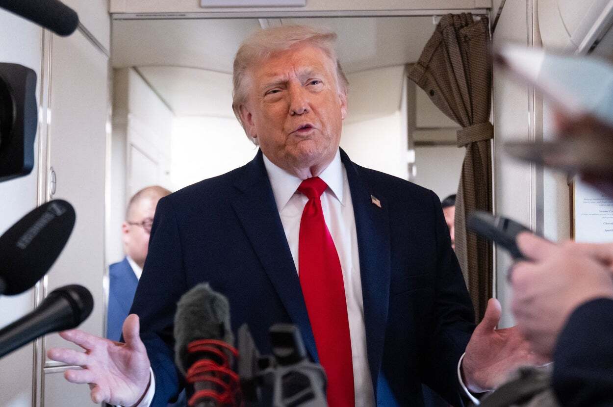 トランプ氏、テレビ対談で"怒り"あらわ。最後に見せた行動に批判殺到「踏んづけた？」「あまりにも攻撃的」 - Yahoo!ニュース