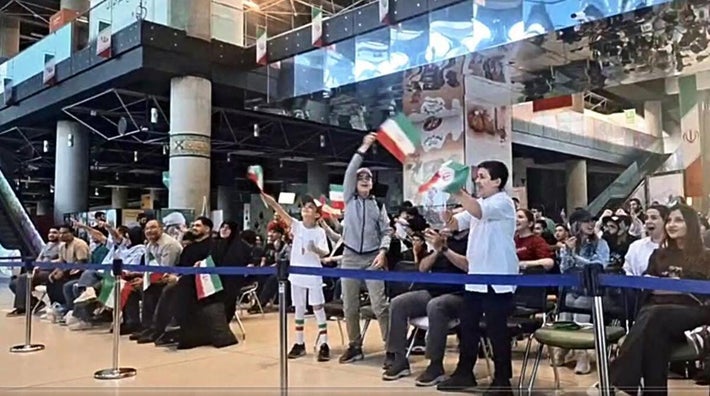１６日、テヘランの文化施設に集まり、イラン代表チームに声援を送る市民＝テヘラン支局撮影