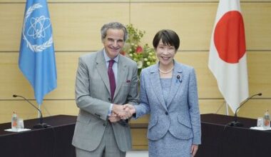 国際原子力機関（ＩＡＥＡ）のグロッシ事務局長（左）と会談する高市早苗首相＝２６日、首相官邸