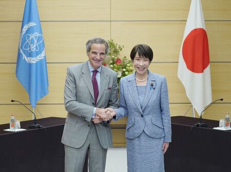 国際原子力機関（ＩＡＥＡ）のグロッシ事務局長（左）と会談する高市早苗首相＝２６日、首相官邸