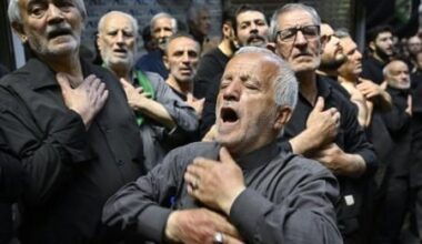 イランでシーア派最大行事　歴史的苦難、体打ち追体験