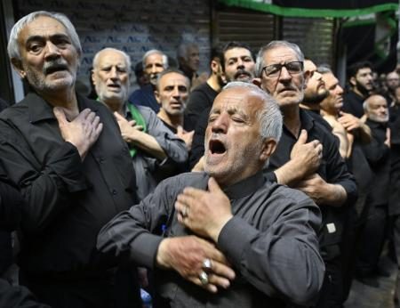 イランでシーア派最大行事　歴史的苦難、体打ち追体験