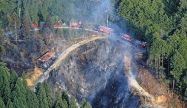 消火活動が行われる山林火災の現場＝13日午後5時17分、岐阜県恵那市で、本社ヘリ「まなづる」から