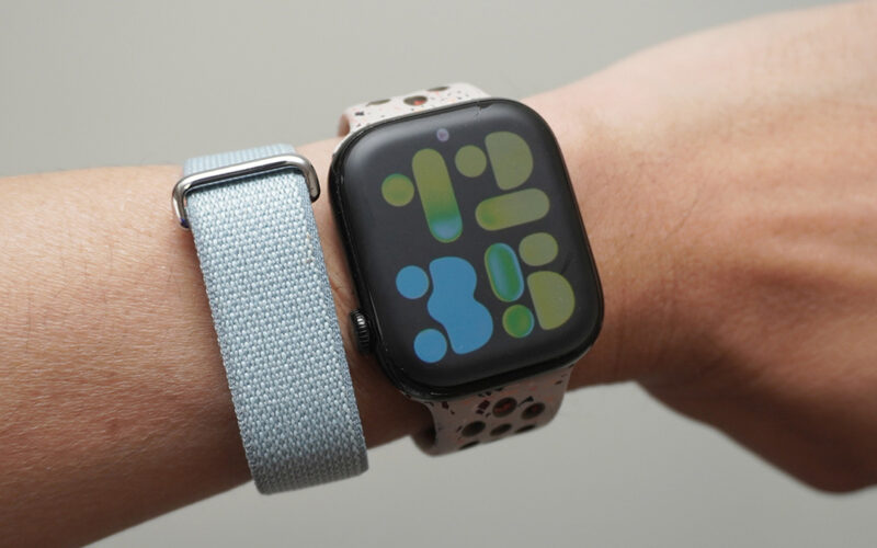 ASCII.jp：腕時計の“2個着け”問題ついに解決！ 画面を捨てた「Google Fitbit Air」のヤバすぎる装着感 (1/4)