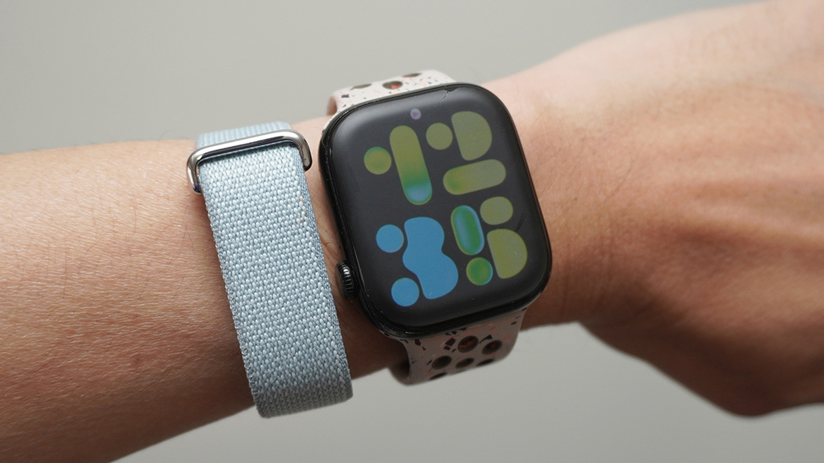 ASCII.jp：腕時計の“2個着け”問題ついに解決！ 画面を捨てた「Google Fitbit Air」のヤバすぎる装着感 (1/4)