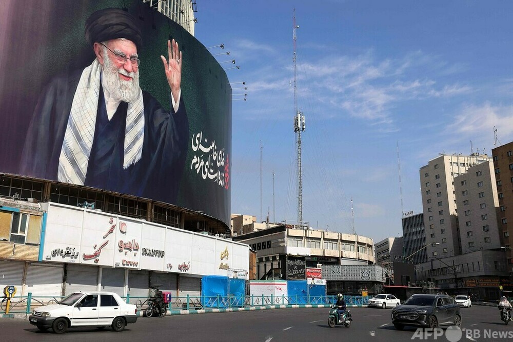 イラン 元最高指導者ハメネイ師の盛大な葬儀を準備 　写真1枚　国際ニュース：AFPBB News