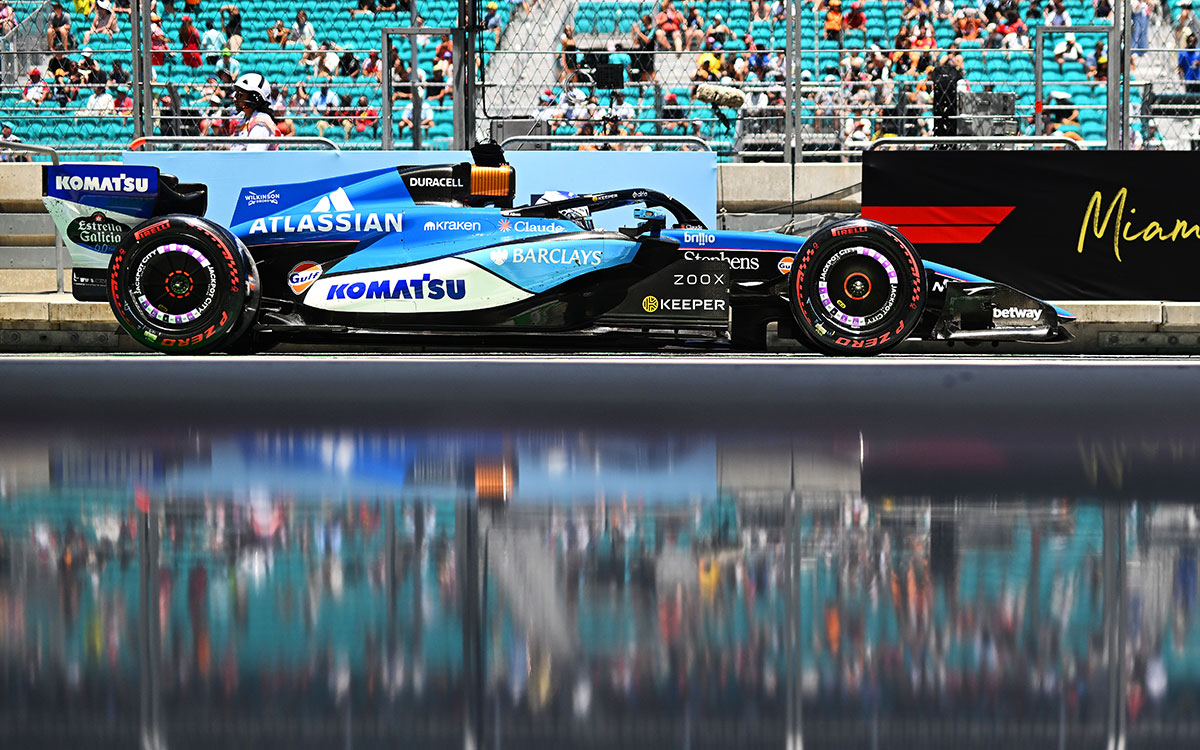 マイアミ・インターナショナル・オートドロームのピットレーンを走行するウィリアムズFW48、2026年F1マイアミGP