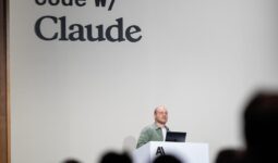 Claude Code開発者が提言…AI投資は「ROI重視」で正しいが、社員が試せるよう足かせを外すのが先 | Business Insider Japan