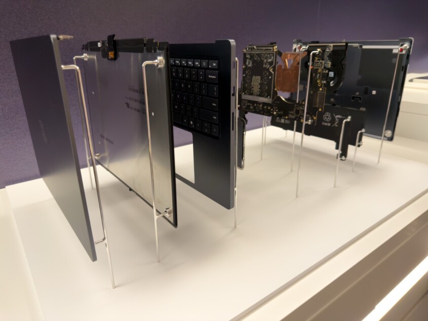 『Surface Laptop Ultra』の分解展示