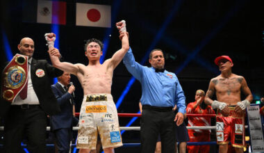 WBO世界スーパーフライ級王座決定戦　判定勝ちし新チャンピオンとなった寺地拳四朗。右はイスラエル・ゴンサレス（撮影・滝沢徹郎）