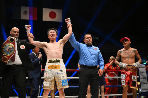 WBO世界スーパーフライ級王座決定戦　判定勝ちし新チャンピオンとなった寺地拳四朗。右はイスラエル・ゴンサレス（撮影・滝沢徹郎）
