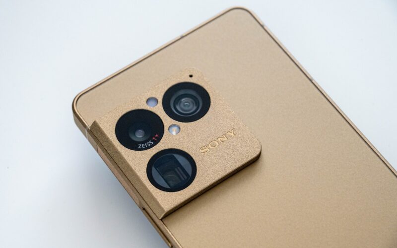梅雨空の街で感じた「Xperia 1 VIII」カメラの魅力、大型センサー×70mm単焦点が引き出す圧倒的な描写力 - ケータイ Watch