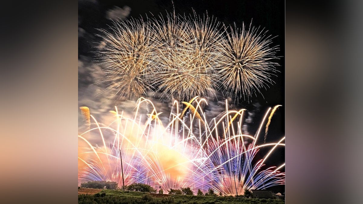 打ち上げ花火、下からも横からも見られない？各地の花火大会で中止相次ぐ…人手不足に運営費上昇が影響 - 読売新聞
