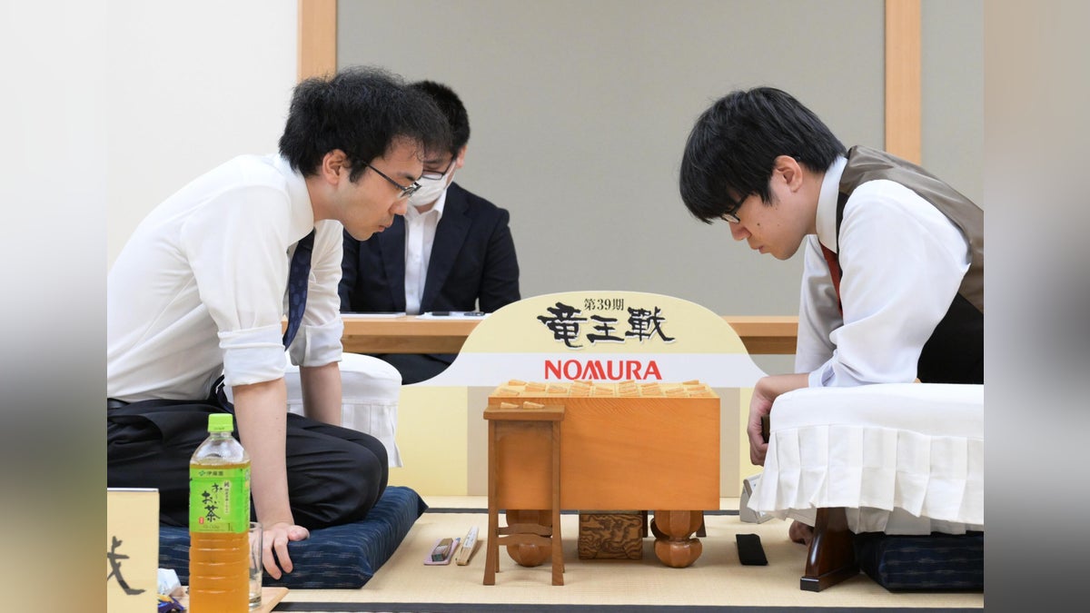 【竜王戦棋譜速報】服部慎一郎七段－柵木幹太五段・挑戦者決定三番勝負第２局…柵木五段の先勝で迎えた一戦、角換わりの戦いで昼休明けは△６八銀 - 読売新聞