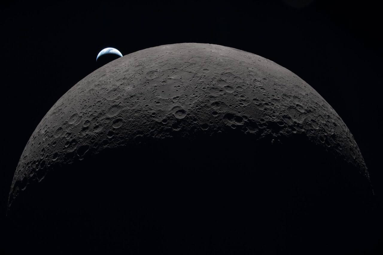 NASAの「Artemis II（アルテミスII）」ミッションでOrion（オリオン）宇宙船から撮影された月と地球（Credit: NASA）