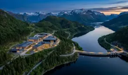 湖畔の山間に建つデータセンター