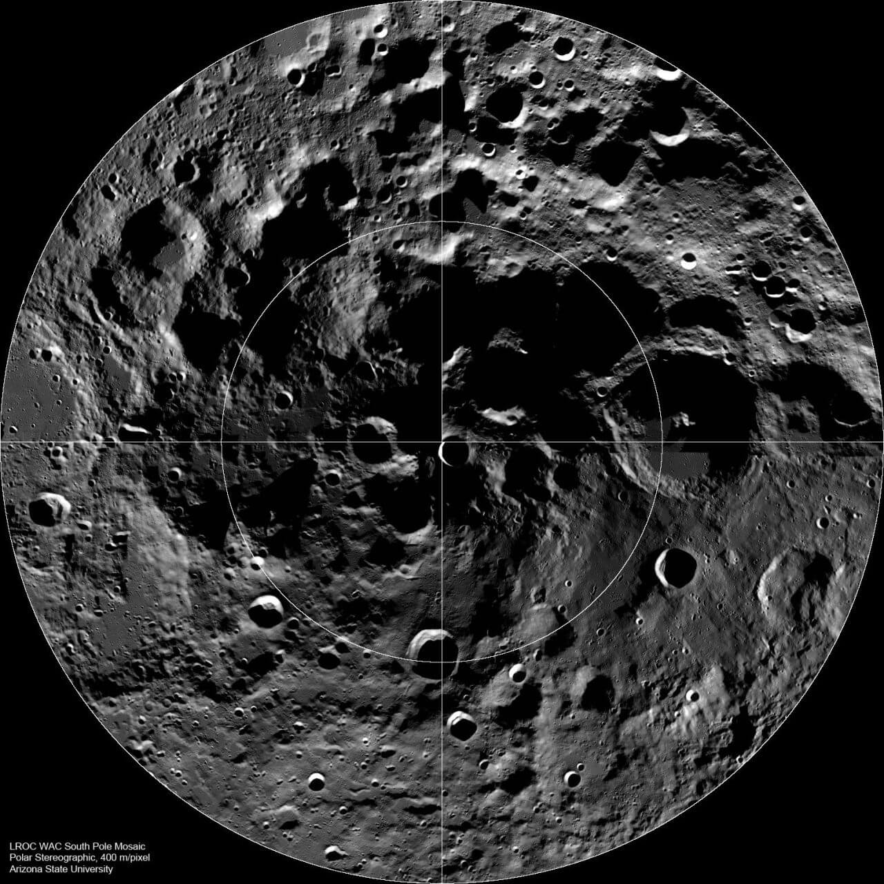 NASAの月周回衛星「LRO（ルナー・リコネサンス・オービター）」の観測データを使って作成された月の南極域の画像（Credit: NASA/GSFC/Arizona State University）