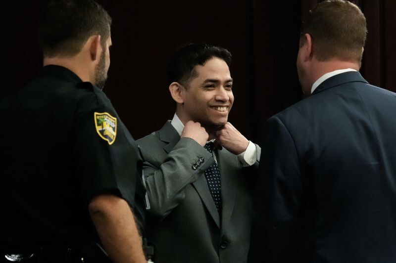 陪審員の選任が始まる前に弁護士らと談笑する元妻の夫=10日/Doug Engle/Florida Times-Union/USA Today Network/Imagn Images