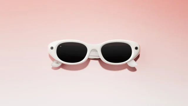 アイボリーカラーのMeta Glasses by Kylie Jennerの製品写真